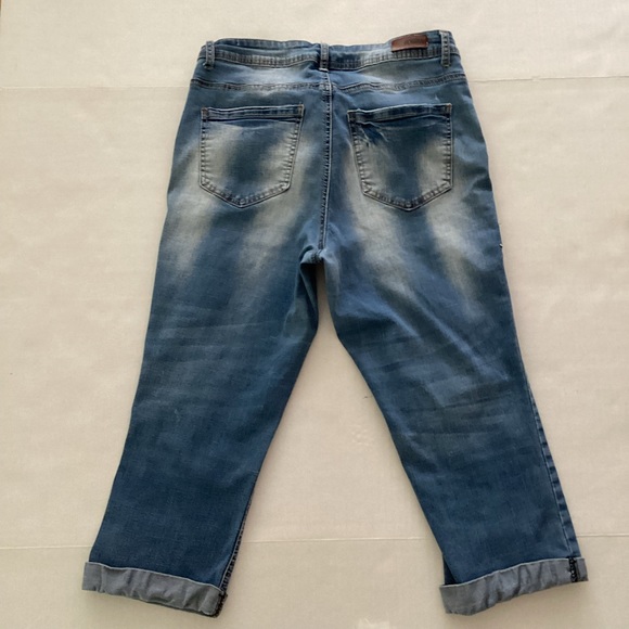 Almost Famous Embroidered Cropped Jeans Sz 14 - Picture 2 of 8